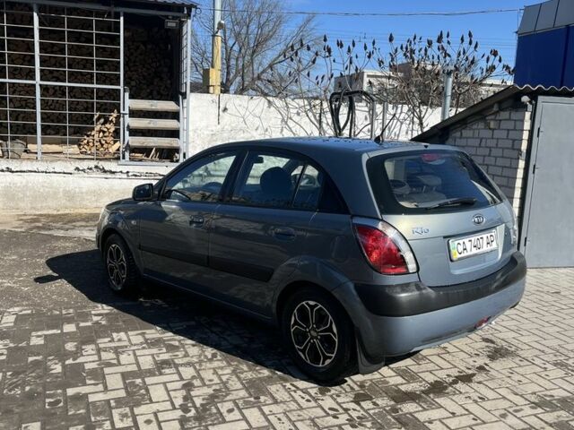 Сірий Кіа Ріо, об'ємом двигуна 1.4 л та пробігом 122 тис. км за 4600 $, фото 4 на Automoto.ua