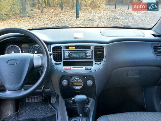 Серый Киа Рио, объемом двигателя 1.6 л и пробегом 176 тыс. км за 5700 $, фото 7 на Automoto.ua