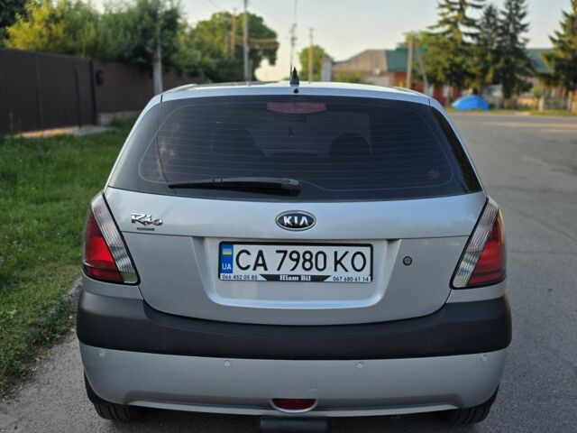 Серый Киа Рио, объемом двигателя 1.4 л и пробегом 288 тыс. км за 41000 $, фото 4 на Automoto.ua