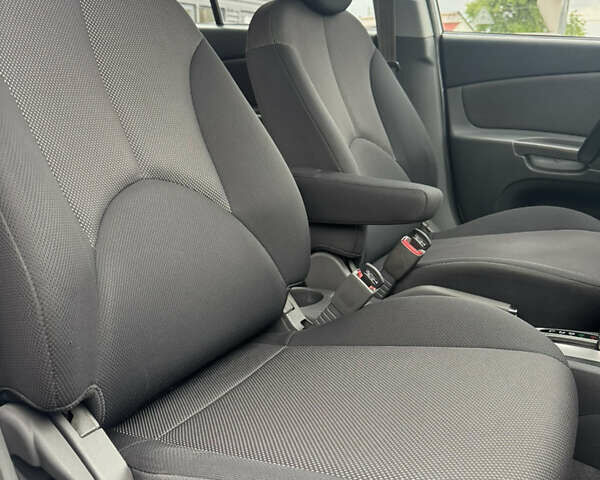 Серый Киа Рио, объемом двигателя 1.6 л и пробегом 172 тыс. км за 5600 $, фото 48 на Automoto.ua