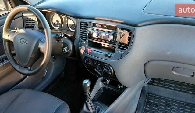 Серый Киа Рио, объемом двигателя 1.4 л и пробегом 216 тыс. км за 3600 $, фото 12 на Automoto.ua