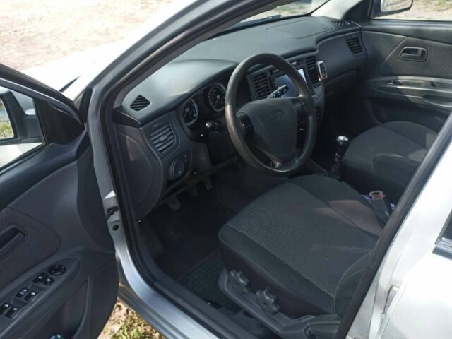 Серый Киа Рио, объемом двигателя 1.3 л и пробегом 225 тыс. км за 3500 $, фото 3 на Automoto.ua