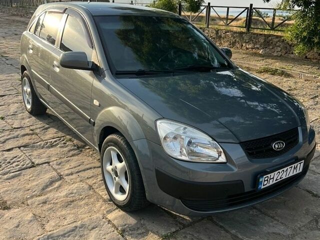 Серый Киа Рио, объемом двигателя 1.4 л и пробегом 245 тыс. км за 4200 $, фото 1 на Automoto.ua
