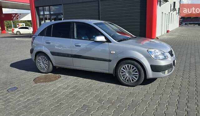 Сірий Кіа Ріо, об'ємом двигуна 1.5 л та пробігом 275 тис. км за 4100 $, фото 3 на Automoto.ua