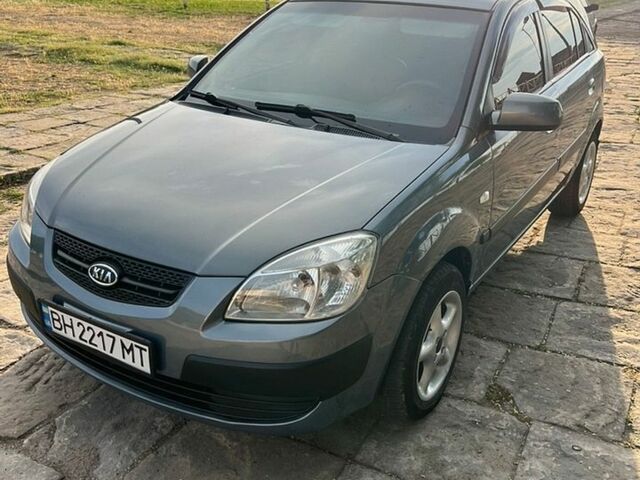 Серый Киа Рио, объемом двигателя 1.4 л и пробегом 245 тыс. км за 4200 $, фото 2 на Automoto.ua