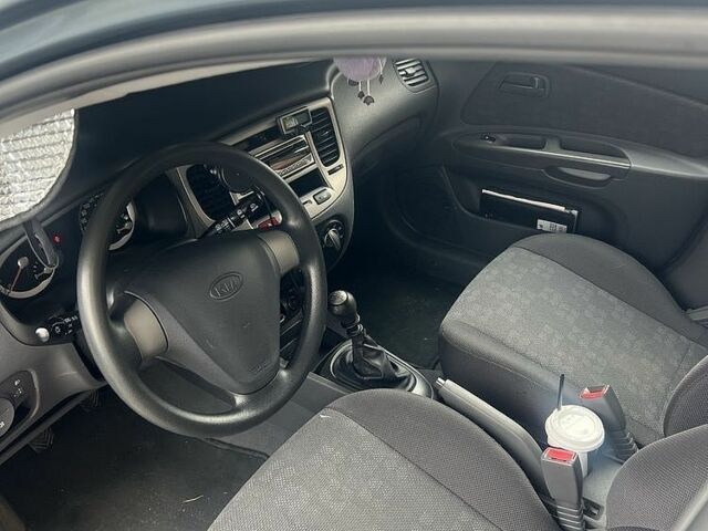 Сірий Кіа Ріо, об'ємом двигуна 1.4 л та пробігом 290 тис. км за 5006 $, фото 4 на Automoto.ua