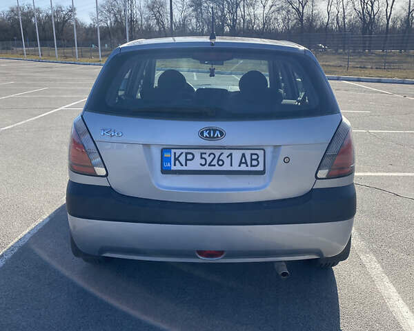 Сірий Кіа Ріо, об'ємом двигуна 1.4 л та пробігом 140 тис. км за 5100 $, фото 5 на Automoto.ua