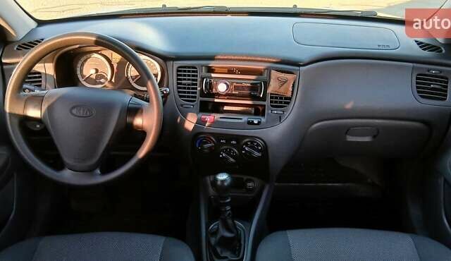 Серый Киа Рио, объемом двигателя 1.4 л и пробегом 216 тыс. км за 3600 $, фото 9 на Automoto.ua