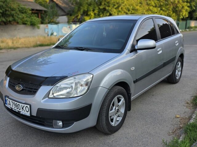 Серый Киа Рио, объемом двигателя 1.4 л и пробегом 288 тыс. км за 41000 $, фото 2 на Automoto.ua