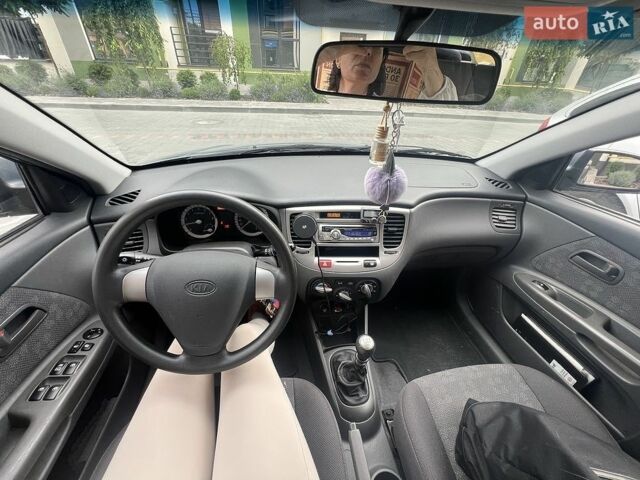 Сірий Кіа Ріо, об'ємом двигуна 1.4 л та пробігом 290 тис. км за 5006 $, фото 5 на Automoto.ua