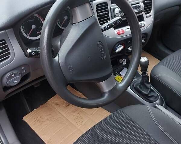 Кіа Ріо 2006 у Бобровице на Automoto.ua Сірий Кіа Ріо, об'ємом двигуна 1.4 л та пробігом 180 тис. км за 4500 $, фото 6 на Automoto.ua