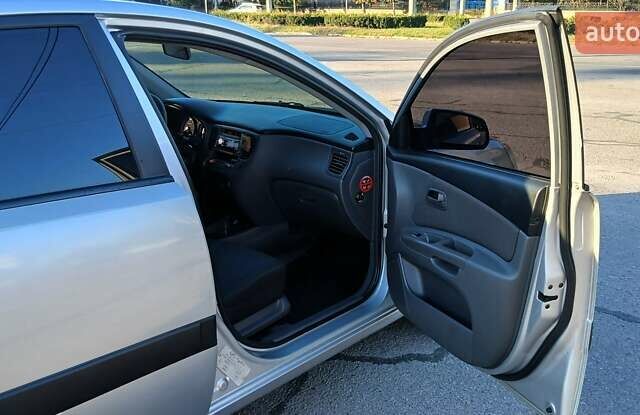 Серый Киа Рио, объемом двигателя 1.4 л и пробегом 216 тыс. км за 3700 $, фото 10 на Automoto.ua