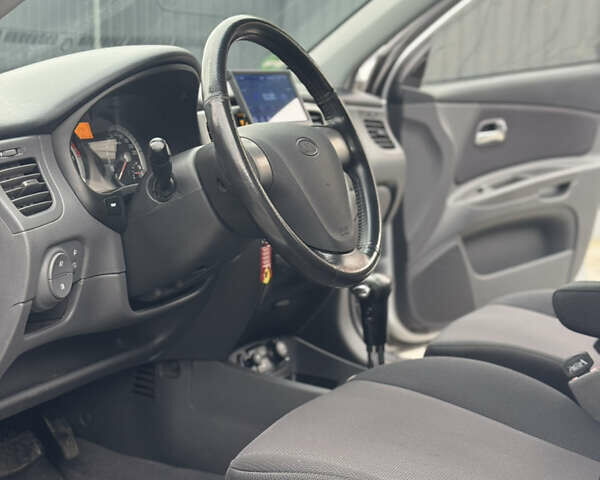 Серый Киа Рио, объемом двигателя 1.6 л и пробегом 172 тыс. км за 5600 $, фото 39 на Automoto.ua