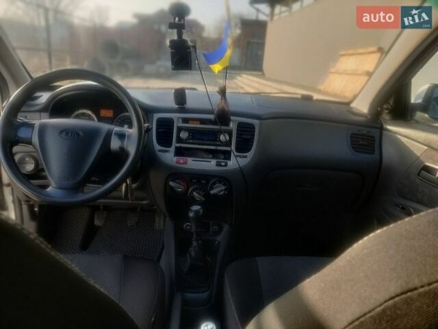 Серый Киа Рио, объемом двигателя 1.49 л и пробегом 280 тыс. км за 3900 $, фото 19 на Automoto.ua