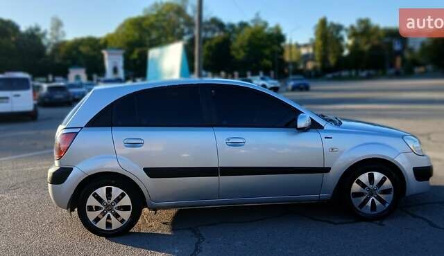 Серый Киа Рио, объемом двигателя 1.4 л и пробегом 216 тыс. км за 3600 $, фото 5 на Automoto.ua