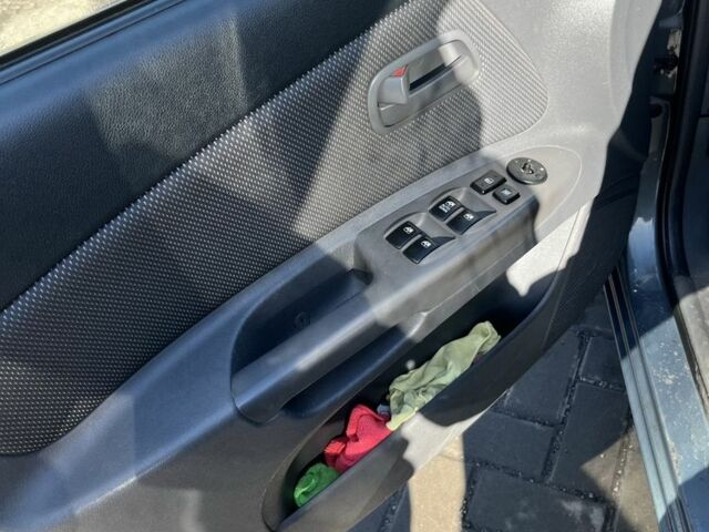 Сірий Кіа Ріо, об'ємом двигуна 1.4 л та пробігом 122 тис. км за 4600 $, фото 6 на Automoto.ua