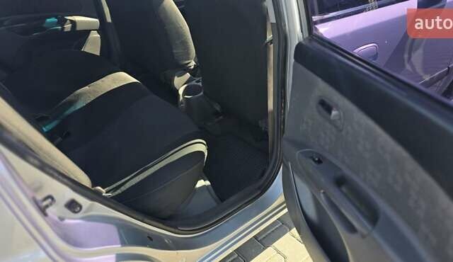 Сірий Кіа Ріо, об'ємом двигуна 1.5 л та пробігом 275 тис. км за 4100 $, фото 11 на Automoto.ua