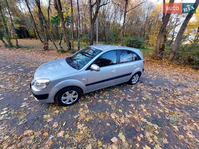 Серый Киа Рио, объемом двигателя 1.6 л и пробегом 176 тыс. км за 5700 $, фото 16 на Automoto.ua