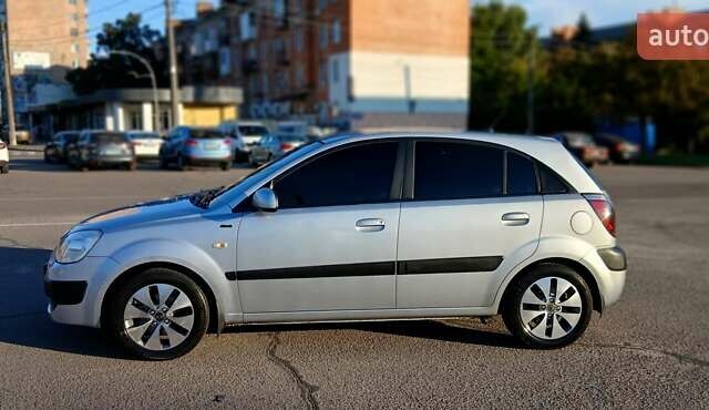Серый Киа Рио, объемом двигателя 1.4 л и пробегом 216 тыс. км за 3700 $, фото 2 на Automoto.ua