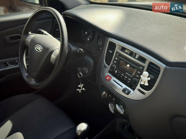 Серый Киа Рио, объемом двигателя 1.4 л и пробегом 120 тыс. км за 4600 $, фото 9 на Automoto.ua