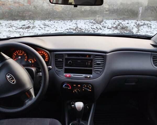 Серый Киа Рио, объемом двигателя 1.4 л и пробегом 146 тыс. км за 5500 $, фото 3 на Automoto.ua