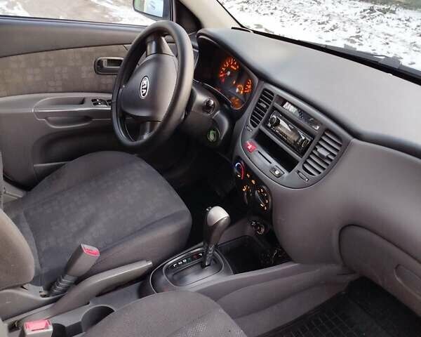 Серый Киа Рио, объемом двигателя 1.4 л и пробегом 146 тыс. км за 5500 $, фото 7 на Automoto.ua