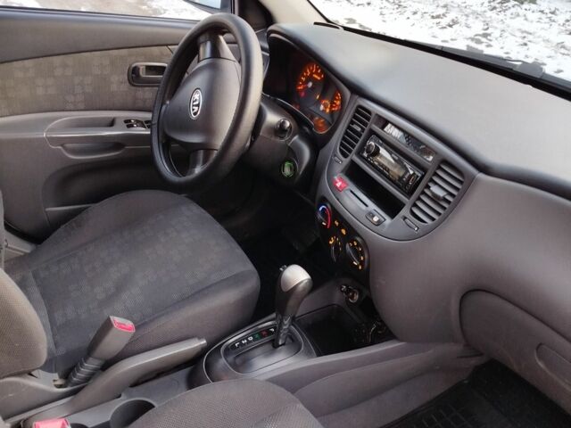 Серый Киа Рио, объемом двигателя 1.4 л и пробегом 147 тыс. км за 5500 $, фото 6 на Automoto.ua
