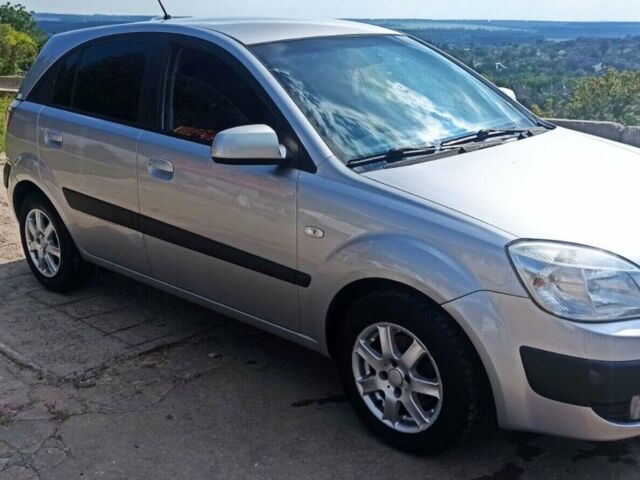 Серый Киа Рио, объемом двигателя 1.4 л и пробегом 214 тыс. км за 5600 $, фото 1 на Automoto.ua