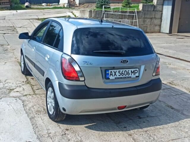 Серый Киа Рио, объемом двигателя 1.4 л и пробегом 214 тыс. км за 5600 $, фото 2 на Automoto.ua