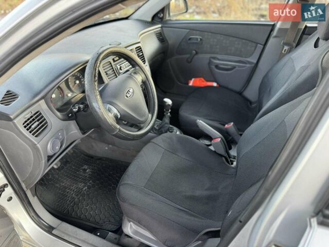 Сірий Кіа Ріо, об'ємом двигуна 1.4 л та пробігом 284 тис. км за 2699 $, фото 7 на Automoto.ua