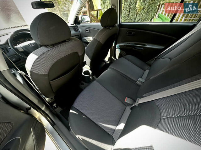 Серый Киа Рио, объемом двигателя 1.4 л и пробегом 120 тыс. км за 4600 $, фото 15 на Automoto.ua