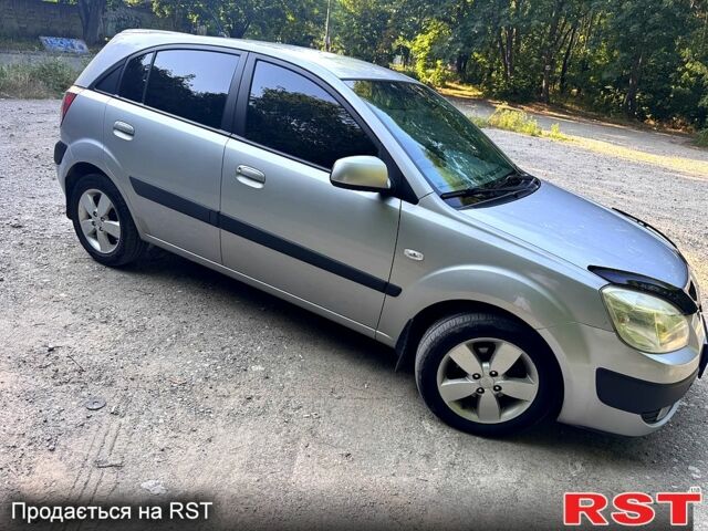 Серый Киа Рио, объемом двигателя 1.6 л и пробегом 227 тыс. км за 6100 $, фото 1 на Automoto.ua