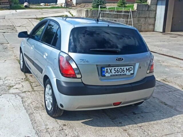 Серый Киа Рио, объемом двигателя 1.4 л и пробегом 214 тыс. км за 5600 $, фото 2 на Automoto.ua