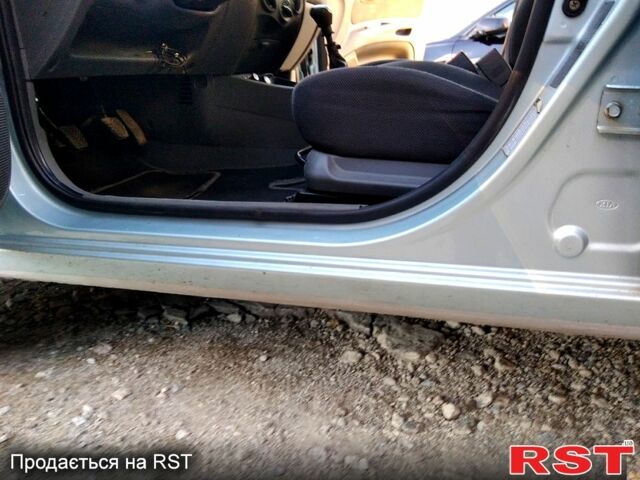 Сірий Кіа Ріо, об'ємом двигуна 1.4 л та пробігом 225 тис. км за 4500 $, фото 1 на Automoto.ua