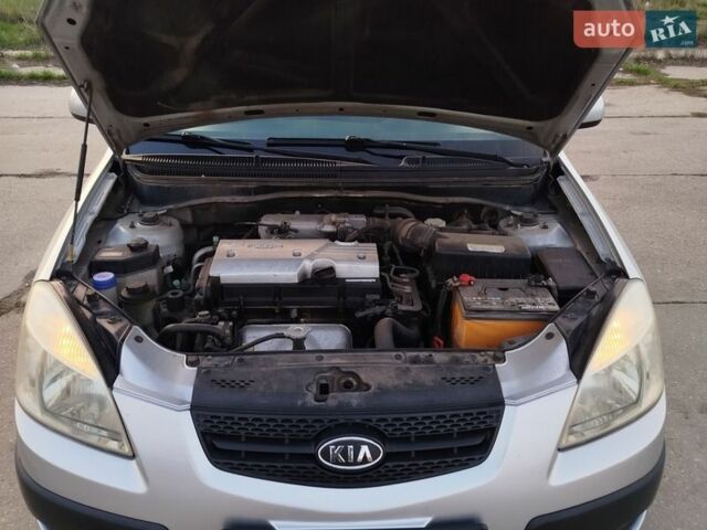 Сірий Кіа Ріо, об'ємом двигуна 1.4 л та пробігом 148 тис. км за 4950 $, фото 8 на Automoto.ua