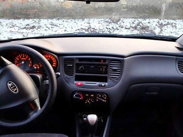 Серый Киа Рио, объемом двигателя 1.4 л и пробегом 1470 тыс. км за 5500 $, фото 4 на Automoto.ua