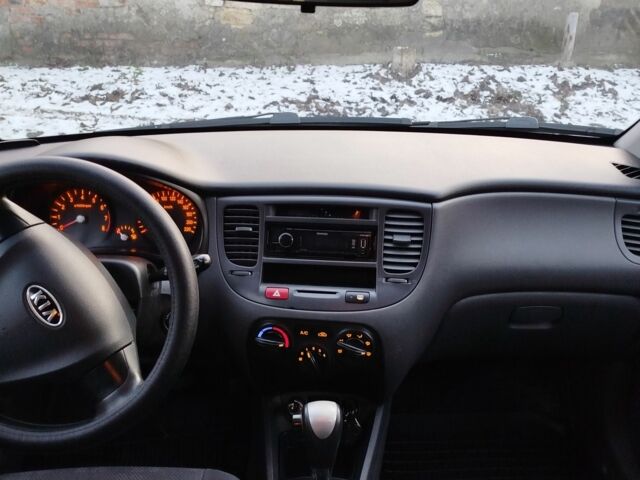 Серый Киа Рио, объемом двигателя 1.4 л и пробегом 147 тыс. км за 5500 $, фото 4 на Automoto.ua