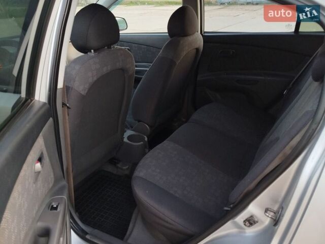 Сірий Кіа Ріо, об'ємом двигуна 1.4 л та пробігом 148 тис. км за 4950 $, фото 6 на Automoto.ua