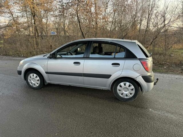 Серый Киа Рио, объемом двигателя 1.4 л и пробегом 400 тыс. км за 2700 $, фото 2 на Automoto.ua