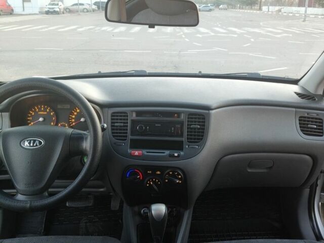 Серый Киа Рио, объемом двигателя 1.4 л и пробегом 147 тыс. км за 5500 $, фото 12 на Automoto.ua