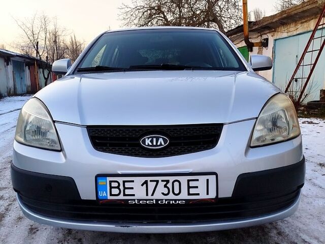 Серый Киа Рио, объемом двигателя 1.4 л и пробегом 1470 тыс. км за 5500 $, фото 5 на Automoto.ua