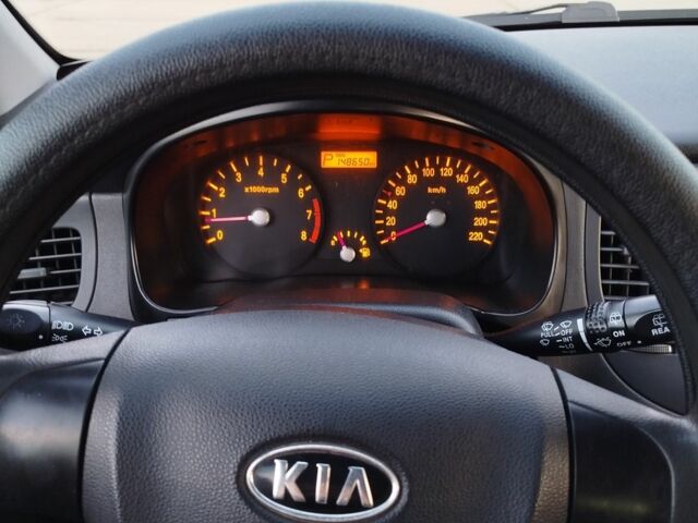 Серый Киа Рио, объемом двигателя 1.4 л и пробегом 148 тыс. км за 4950 $, фото 2 на Automoto.ua