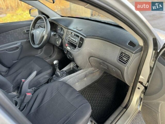 Сірий Кіа Ріо, об'ємом двигуна 1.4 л та пробігом 284 тис. км за 2699 $, фото 5 на Automoto.ua