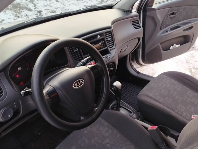 Серый Киа Рио, объемом двигателя 1.4 л и пробегом 147 тыс. км за 5500 $, фото 8 на Automoto.ua