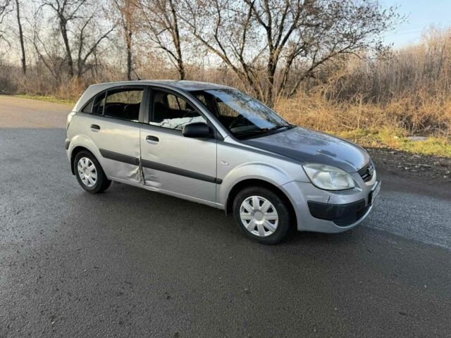 Серый Киа Рио, объемом двигателя 1.4 л и пробегом 400 тыс. км за 2700 $, фото 1 на Automoto.ua
