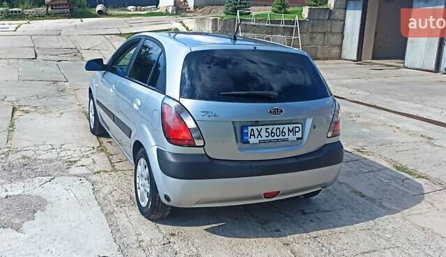 Серый Киа Рио, объемом двигателя 1.4 л и пробегом 214 тыс. км за 5600 $, фото 2 на Automoto.ua