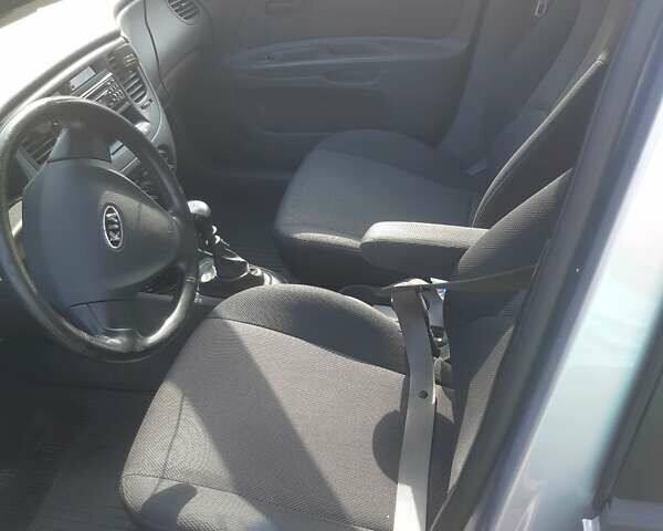 Серый Киа Рио, объемом двигателя 1.4 л и пробегом 166 тыс. км за 6000 $, фото 2 на Automoto.ua