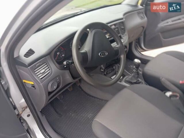Серый Киа Рио, объемом двигателя 1.4 л и пробегом 147 тыс. км за 4599 $, фото 3 на Automoto.ua
