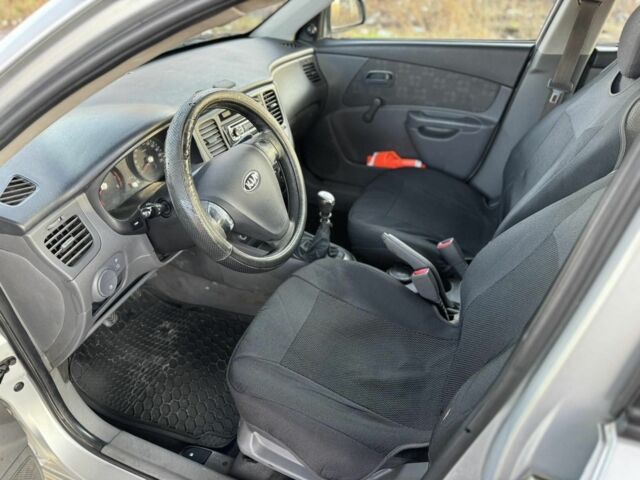 Серый Киа Рио, объемом двигателя 1.4 л и пробегом 400 тыс. км за 2700 $, фото 6 на Automoto.ua