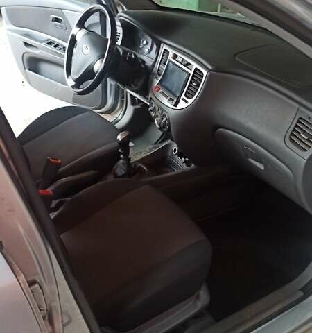 Серый Киа Рио, объемом двигателя 1.4 л и пробегом 220 тыс. км за 4200 $, фото 9 на Automoto.ua